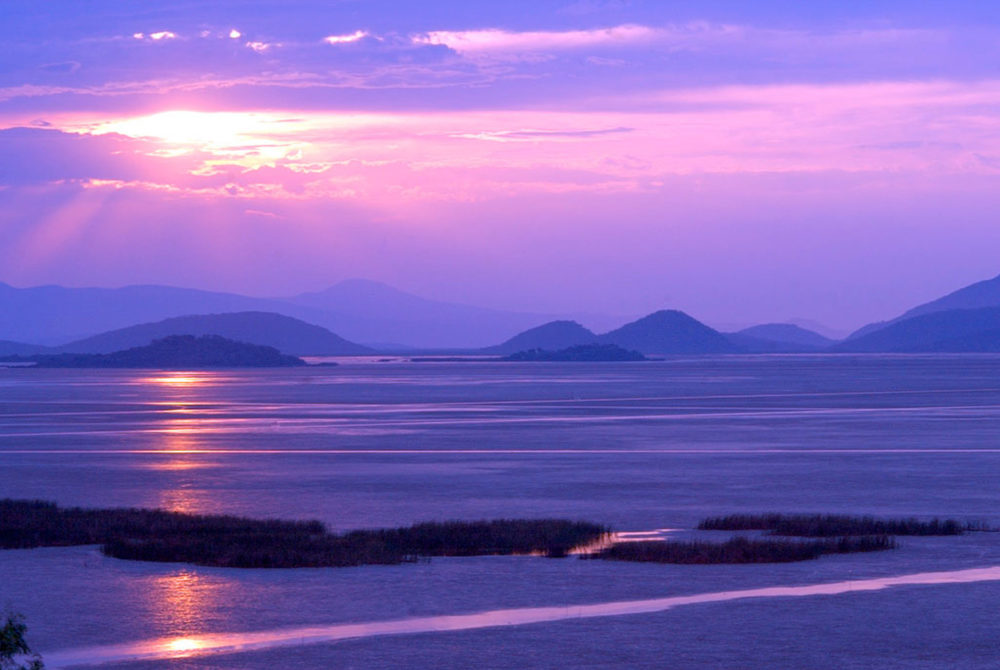 El hermoso lago de este Pueblo Mágico a pocos minutos de Morelia con lindas artesanías para comprar