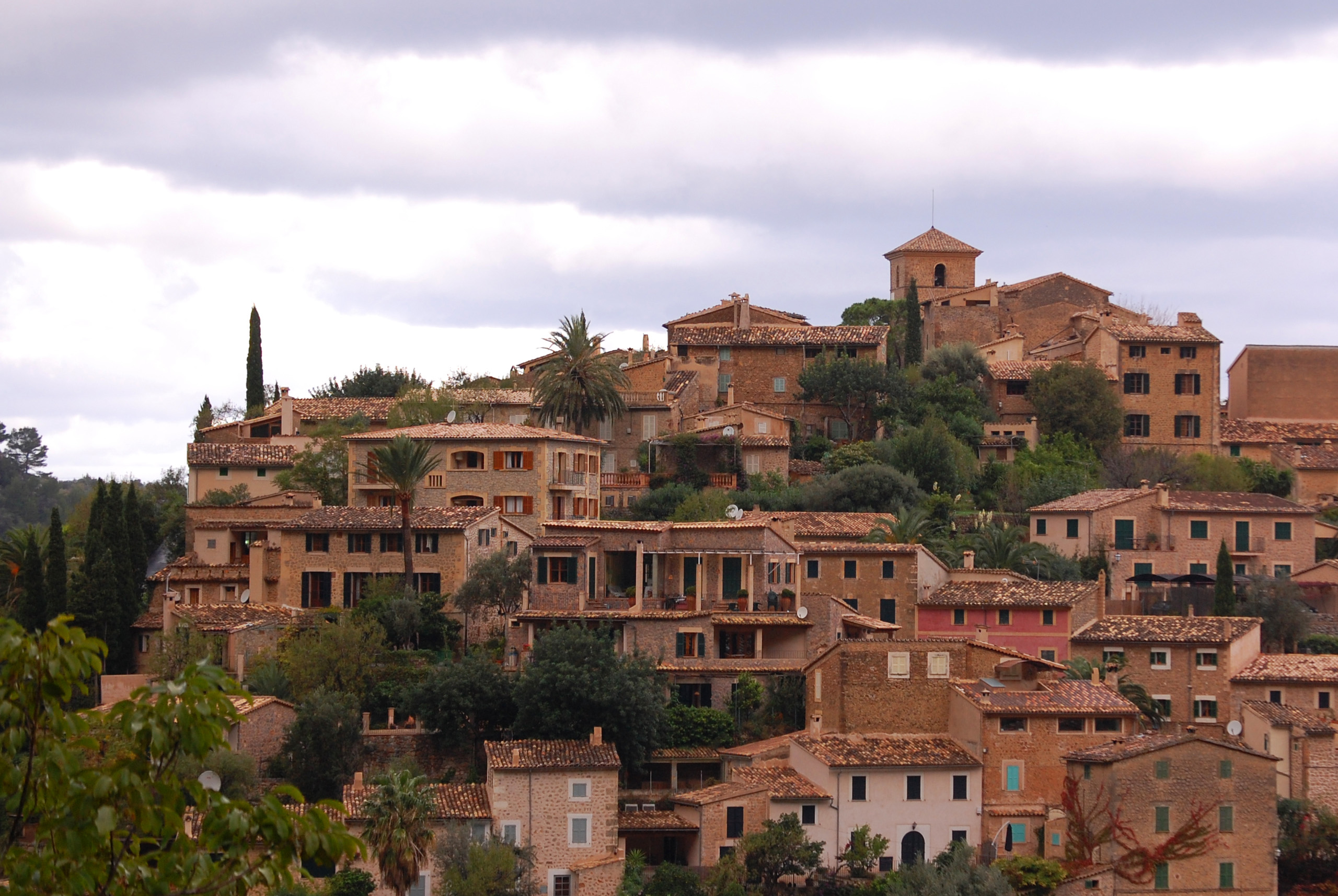 El alucinante pueblito con vistas increíbles y playas preciosas en Mallorca para recorrer con la familia en las vacaciones