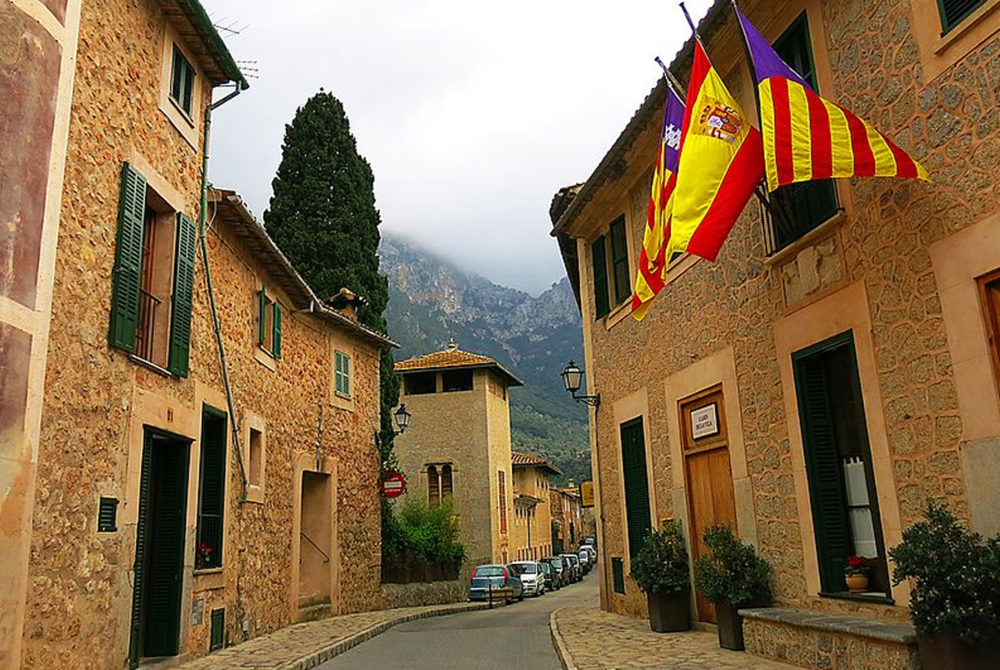 Deya2-1000x670 - El alucinante pueblito con vistas increíbles y playas preciosas en Mallorca para recorrer con la familia en las vacaciones