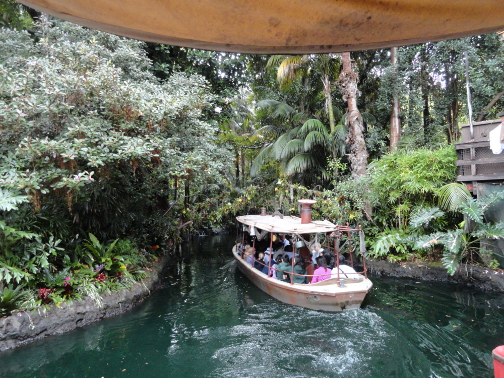 Disneyland-JungleCruise-wikimedia-commons_Boris-Dzhingarov-1000x750 - Es una de las atracciones más clásicas de Walt Disney World, es para toda la familia, está en Magic Kingdom y recorre exóticos ríos