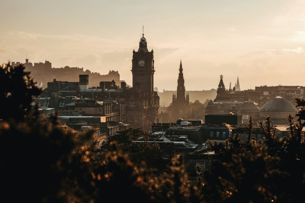 Edimburgo_Escocia-1000x667 - 3 destinos de Europa perfectos para viajar solo