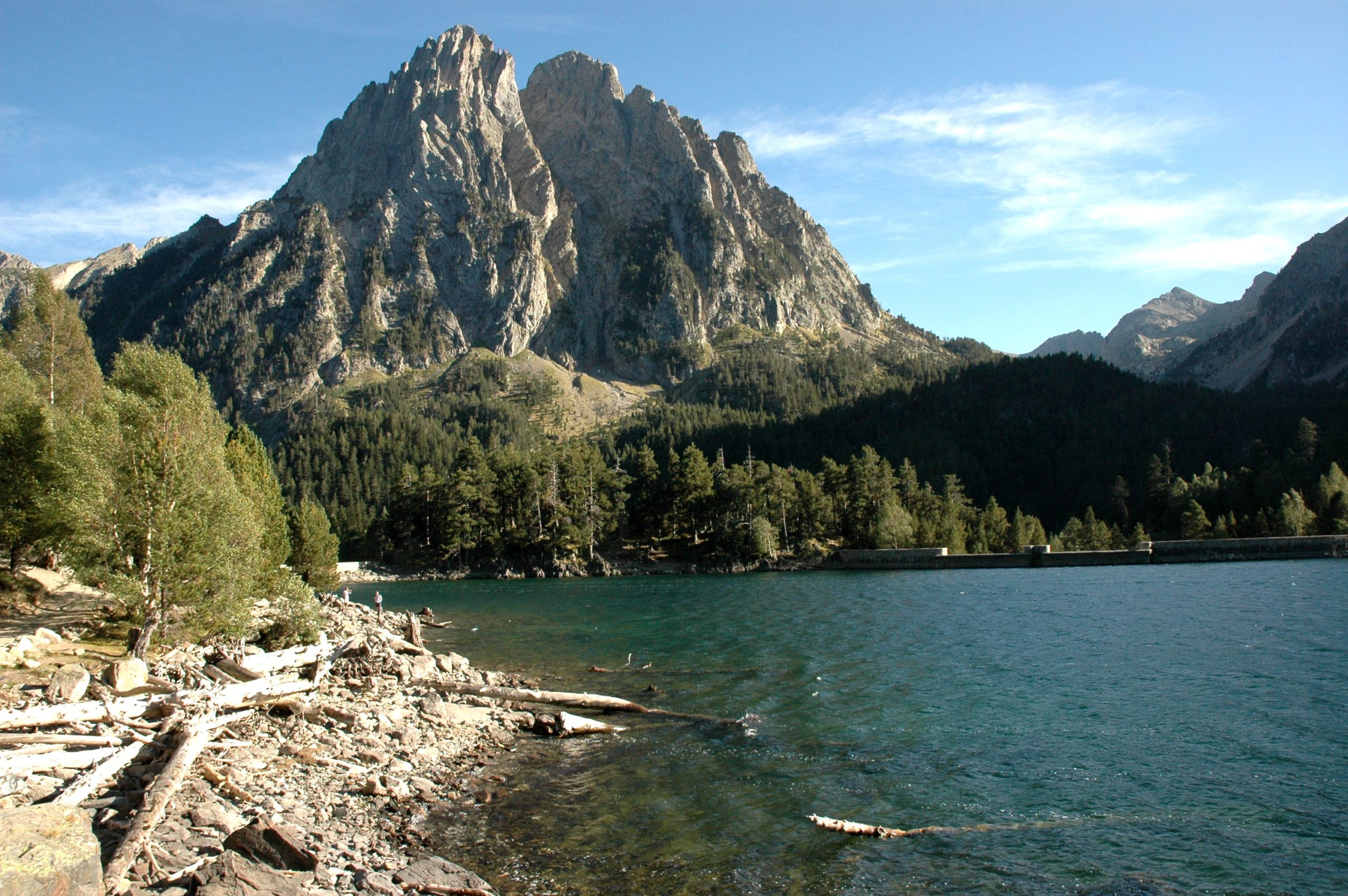 El precioso lago entre las montañas a pocas horas de Lérida perfecto para ir en familia a hacer senderismo y disfrutar de los paisajes