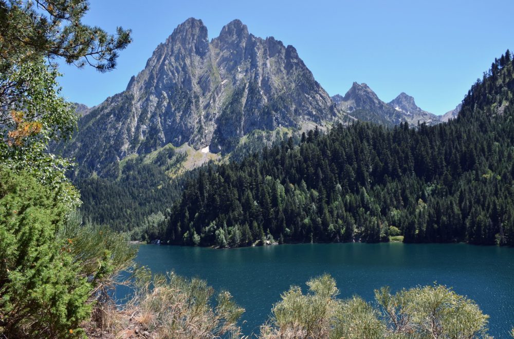 Estany_de_Sant_Maurici_wikimedia_commons_Vassil_2-1000x660 - El precioso lago entre las montañas a pocas horas de Lérida perfecto para ir en familia a hacer senderismo y disfrutar de los paisajes