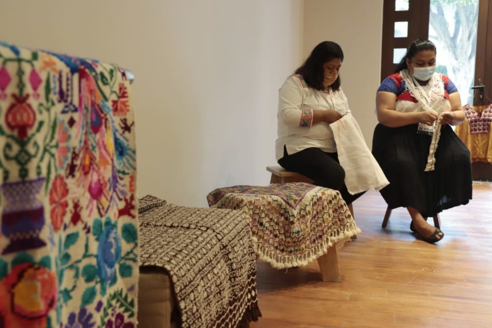 FRm2_GjWQAA3gbA-1000x666 - Este precioso pueblo tiene las más bellas artesanías textiles teñidas con colores naturales