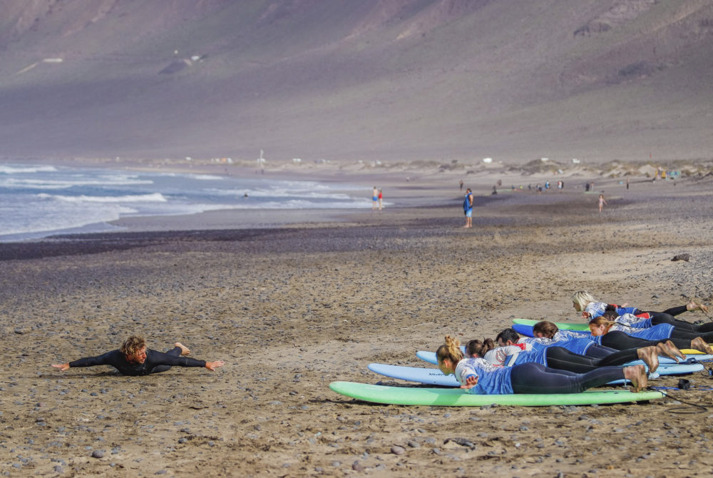 Famara-1000x670 - Es una de las playas secretas más bonitas de Canarias con un oleaje ideal para hacer surf en las Vacaciones 2024