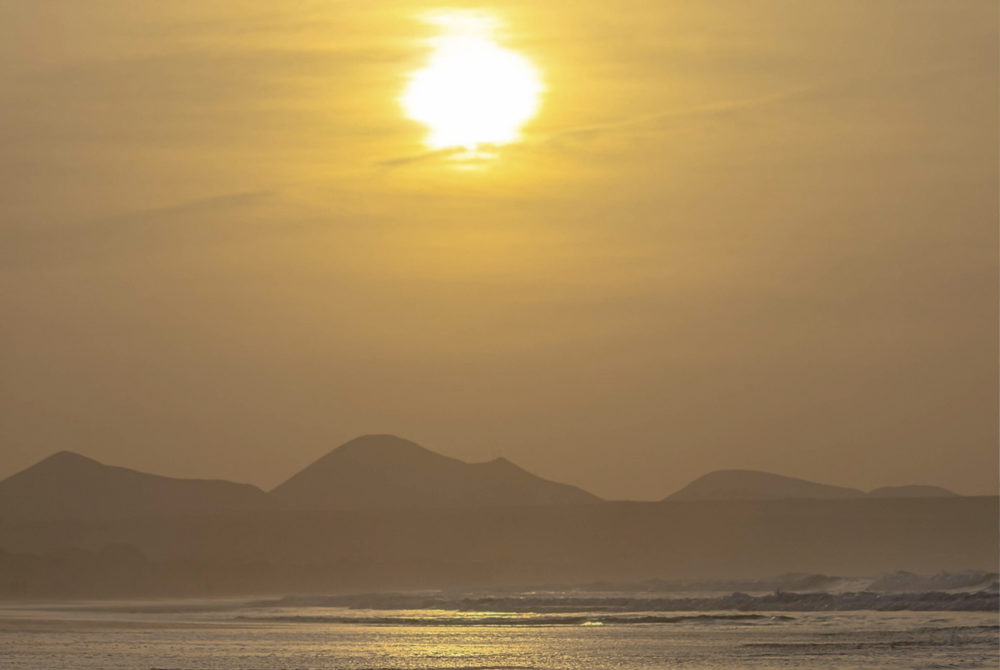 Famara3-1000x670 - Es una de las playas secretas más bonitas de Canarias con un oleaje ideal para hacer surf en las Vacaciones 2024