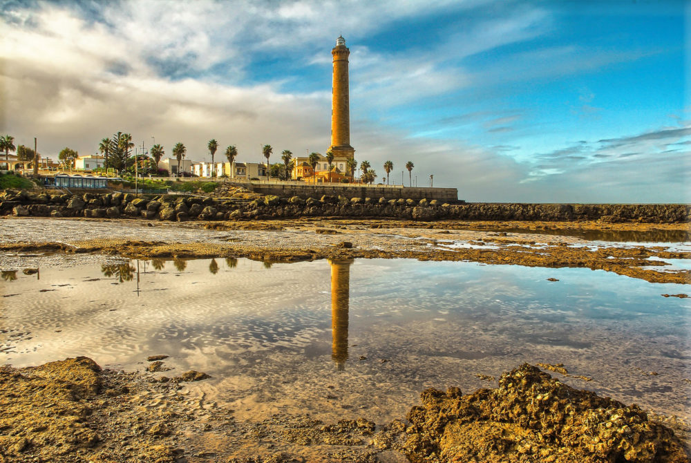 Faro-Chipiona-1000x670 - El precioso Pueblo Mágico de España con playas de arena blanca y fina y con bellas calles para recorrer a 90 minutos de Sevilla