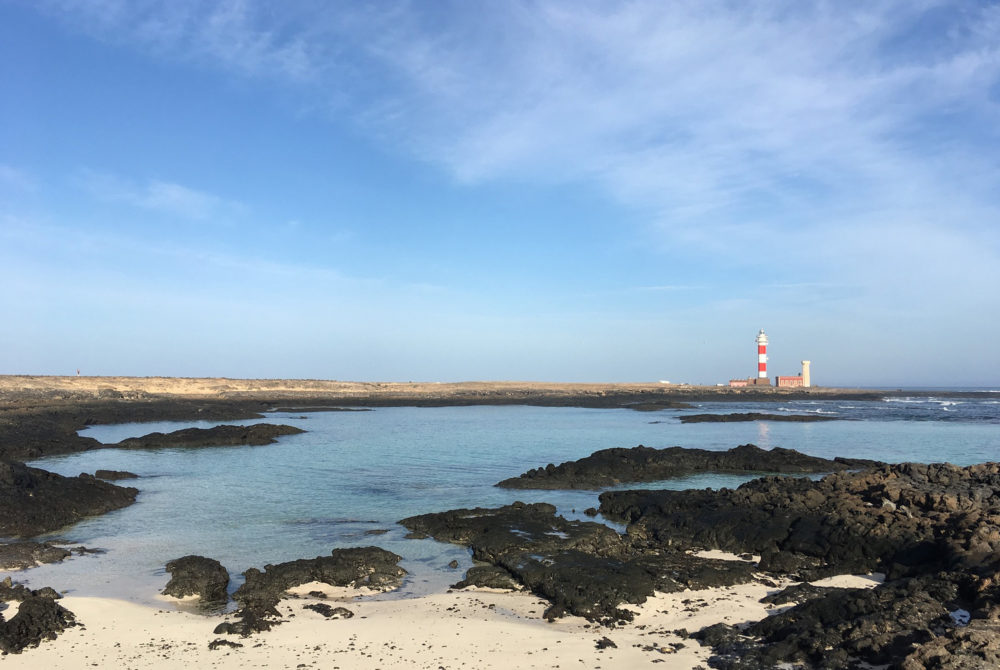 Faro-Toston-1000x670 - El pequeño pueblito marinero con playas increíbles a pasos de Fuerteventura perfecto para relajarse en las vacaciones