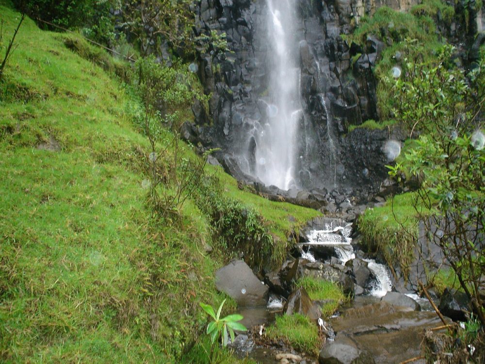 Fuente_de_termales_Aguatibia-1000x750 - El precioso pueblito escondido en las montañas colombianas con paisajes alucinantes y baños de aguas termales naturales entre las colinas