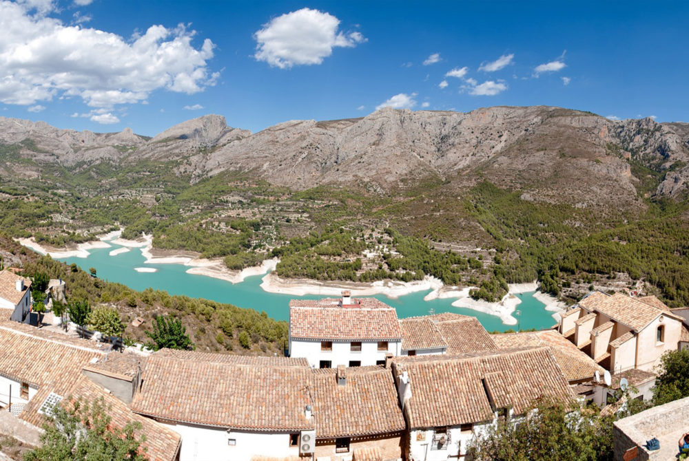 Guadalest-1000x670 - Este pueblito a 1 hora de Alicante tiene un alucinante castillo enclavado en la montaña, vistas impresionantes y paisajes preciosos para hacer senderismo