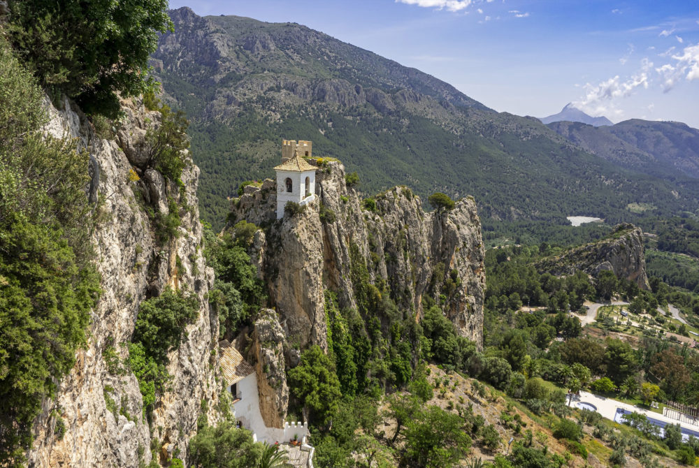 Guadalest2-1000x670 - Este pueblito a 1 hora de Alicante tiene un alucinante castillo enclavado en la montaña, vistas impresionantes y paisajes preciosos para hacer senderismo