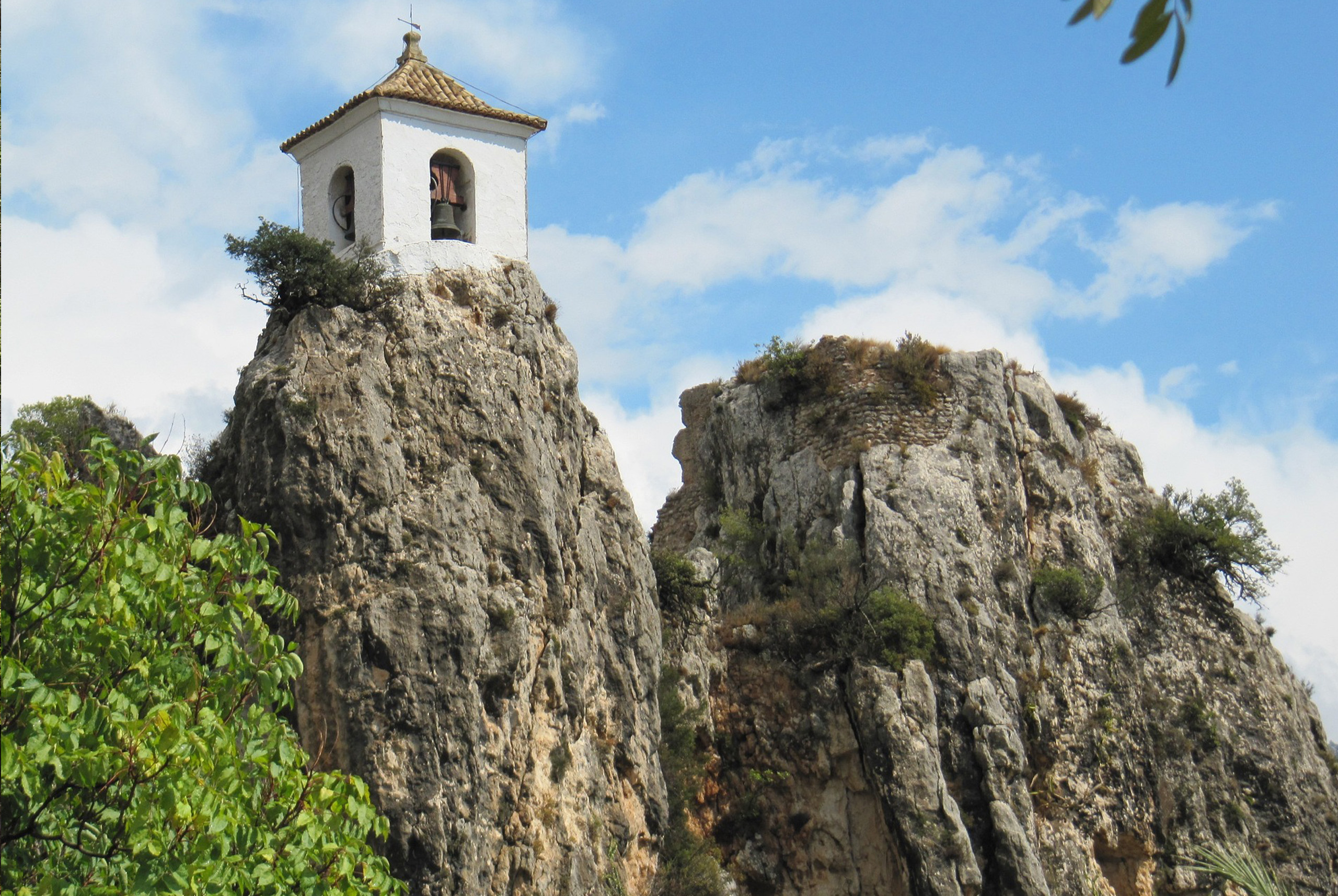 Este pueblito a 1 hora de Alicante tiene un alucinante castillo enclavado en la montaña, vistas impresionantes y paisajes preciosos para hacer senderismo