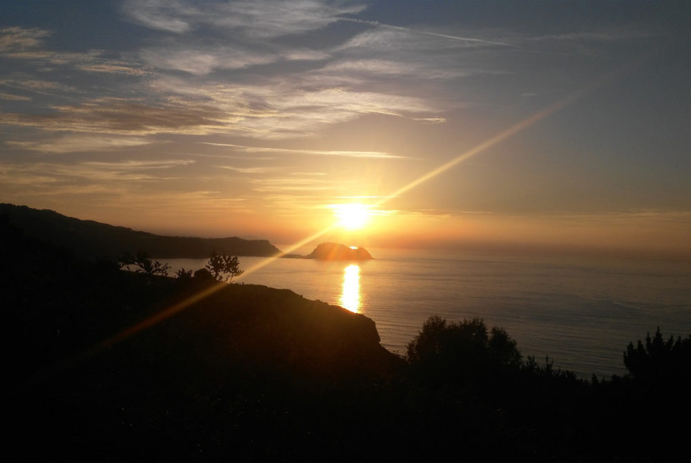 Guetaria3-1000x670 - El pueblito que casi nadie visita a 1 hora de Bilbao con alucinantes playas y bellísimos paisajes