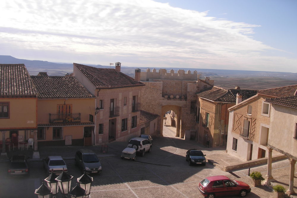 El precioso pueblo medieval a minutos de Madrid con una hermosa muralla y que inspiró un famoso libro
