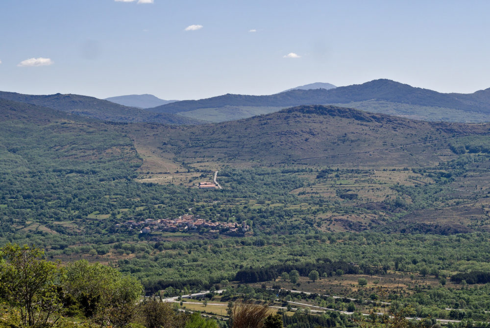 Horcajo-de-la-Sierra-1000x670 - El espectacular pueblo a 1 hora de Madrid con alucinantes callecitas, perfecto para descansar y hacer deportes extremos
