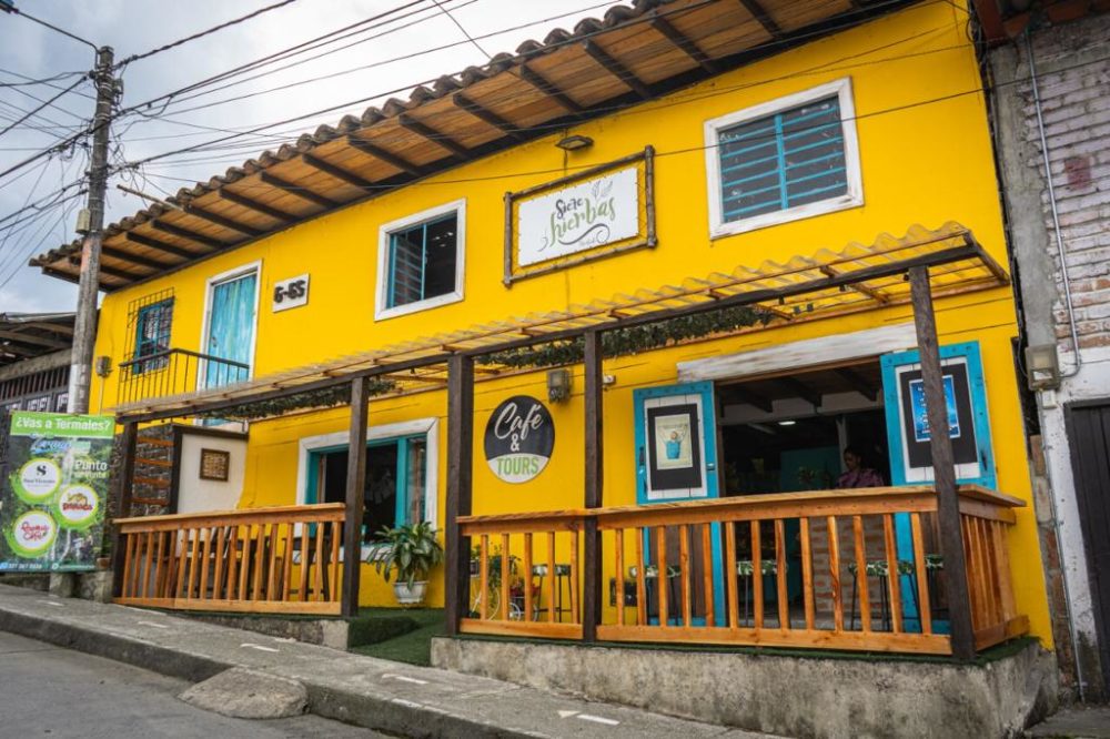 Hostal_Eje_Cafetero-1000x666 - El alucinante pueblito colombiano con aguas termales relajantes, cascadas preciosas y un bonito Parque Nacional a media hora de Pereira
