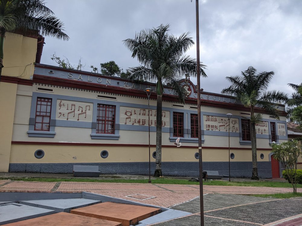 Ibague_wikimedia_Puertagustavo99-1000x750 - Es la "Capital Musical de Colombia", tiene bonitos parques para visitar y es una ciudad con diferentes climas a 2 horas de Armenia