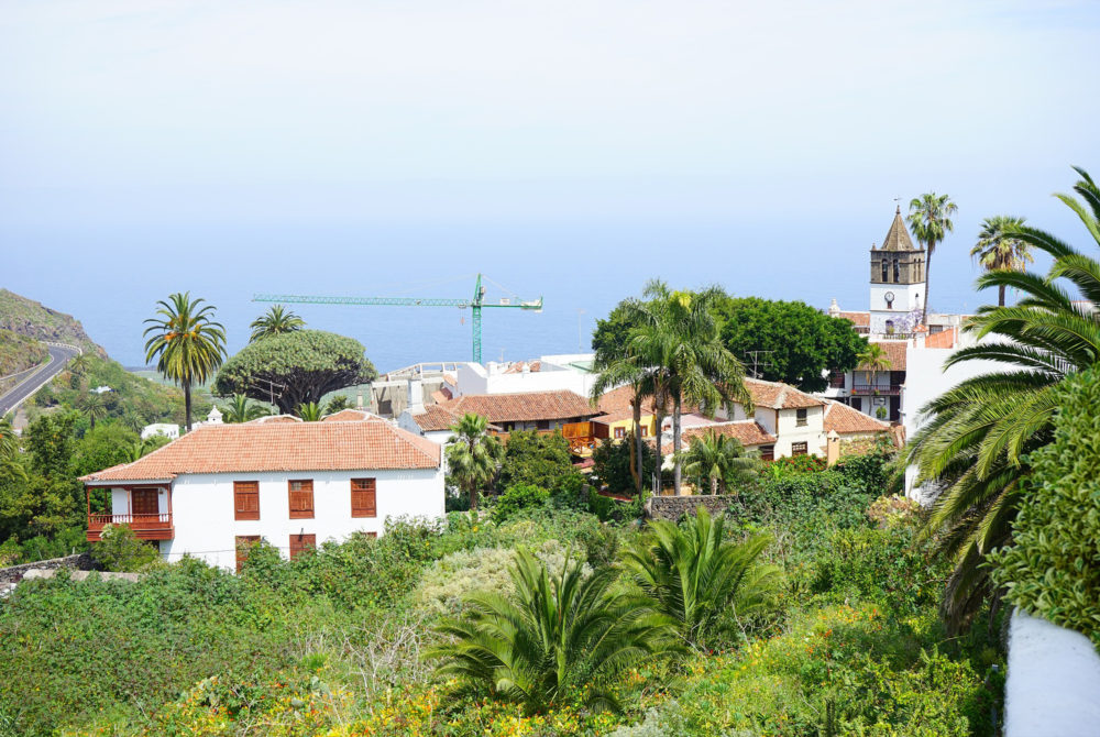 El precioso Pueblo Mágico de España en Tenerife con una bella playa, ricos vinos, una misteriosa cueva y mucha tranquilidad