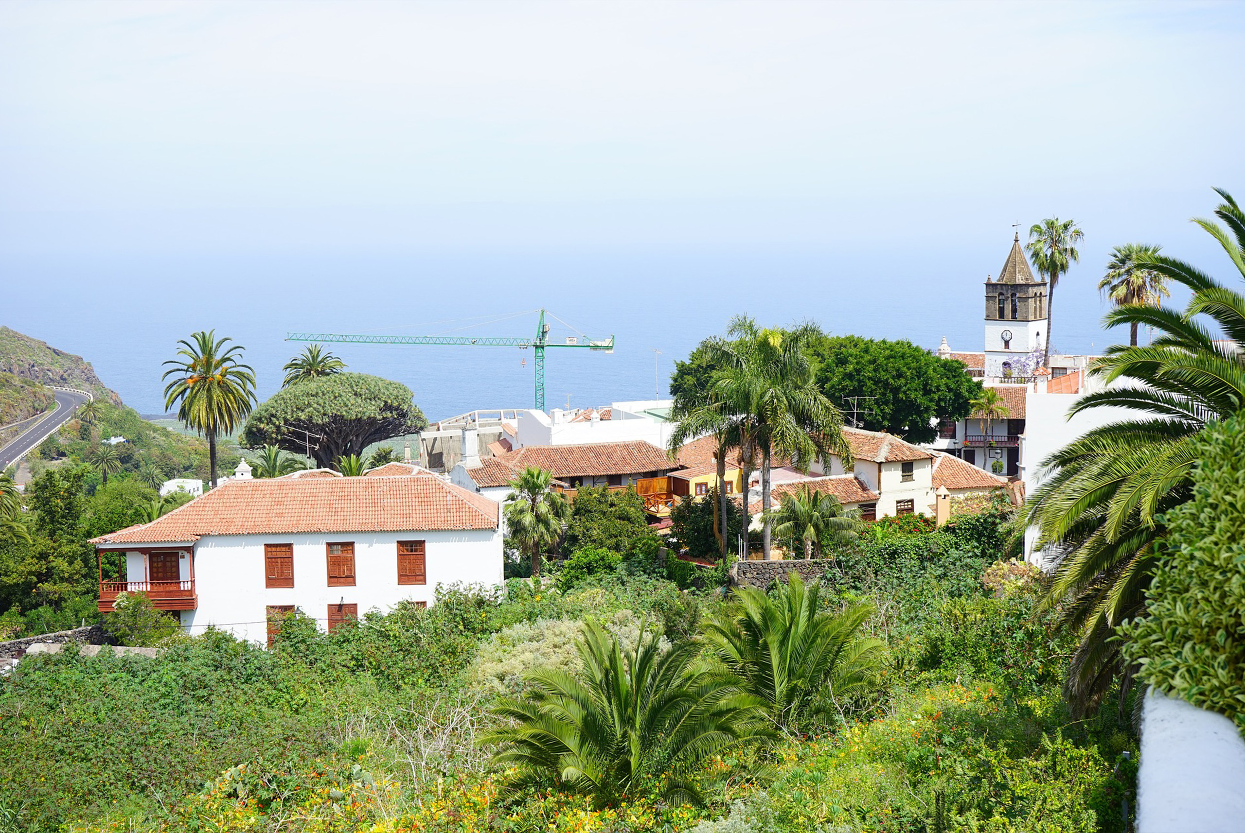 El precioso Pueblo Mágico de España en Tenerife con una bella playa, ricos vinos, una misteriosa cueva y mucha tranquilidad
