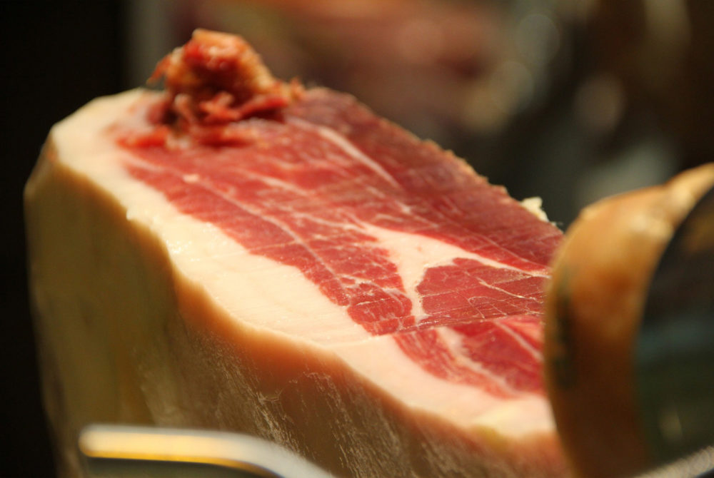 El pueblito con un delicioso jamón ibérico tradicional para degustar a 40 minutos de Salamanca con bonitos senderos y paisajes para caminar