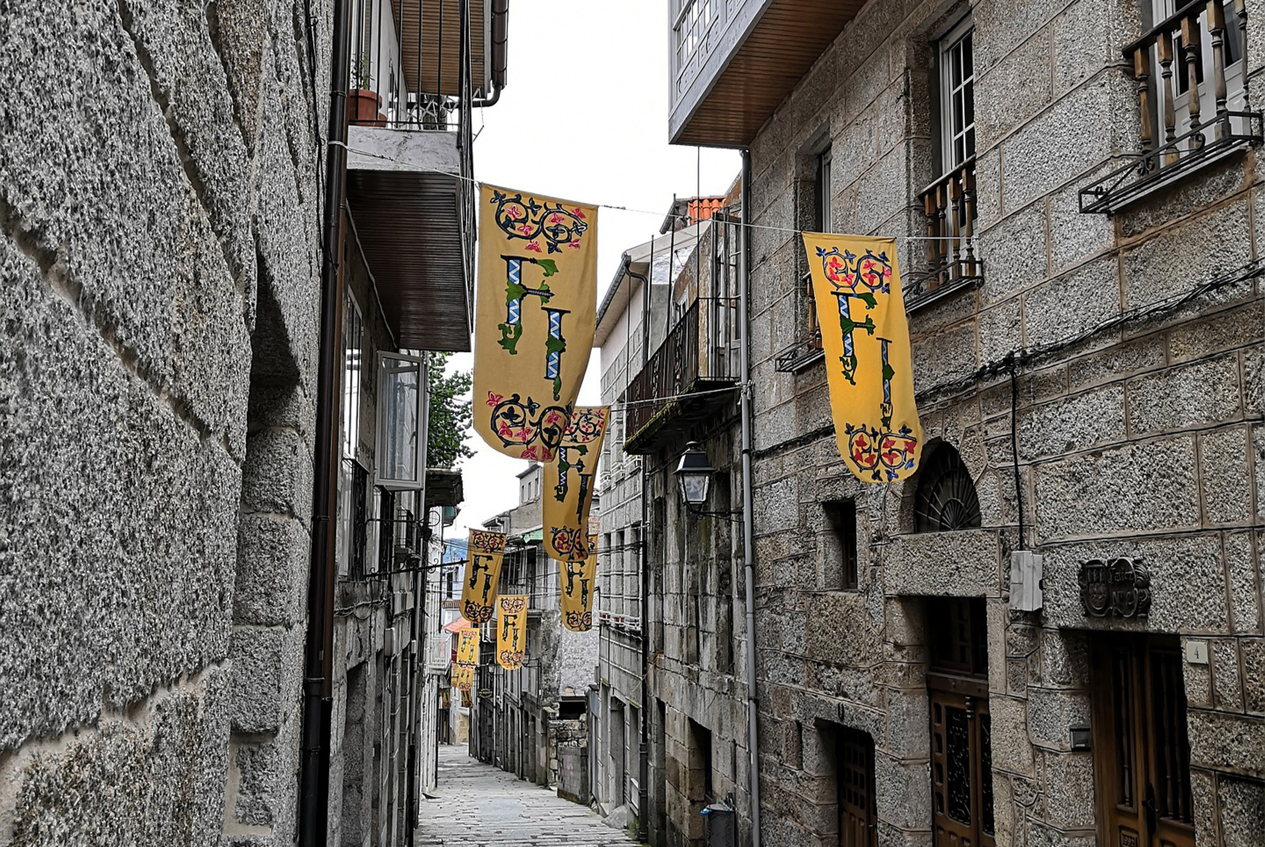 El alucinante Pueblo Mágico de España a 25 minutos de Ourense con calles empedradas, un castillo, viva tradición judía y preciosos paisajes naturales