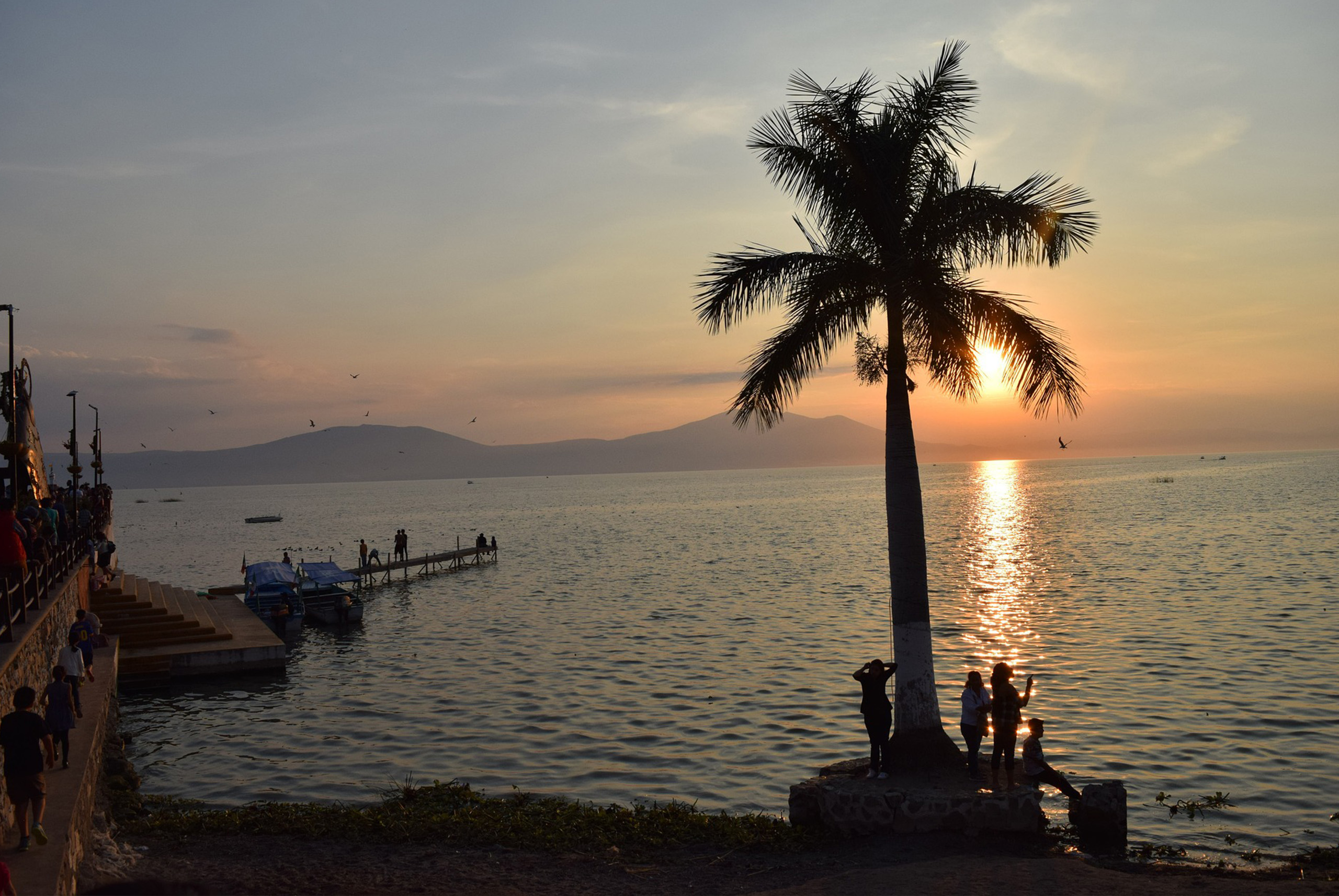 Es el lago más grande de México, tiene 3 islas, bonitos paisajes y puede ser visto desde varias ciudades