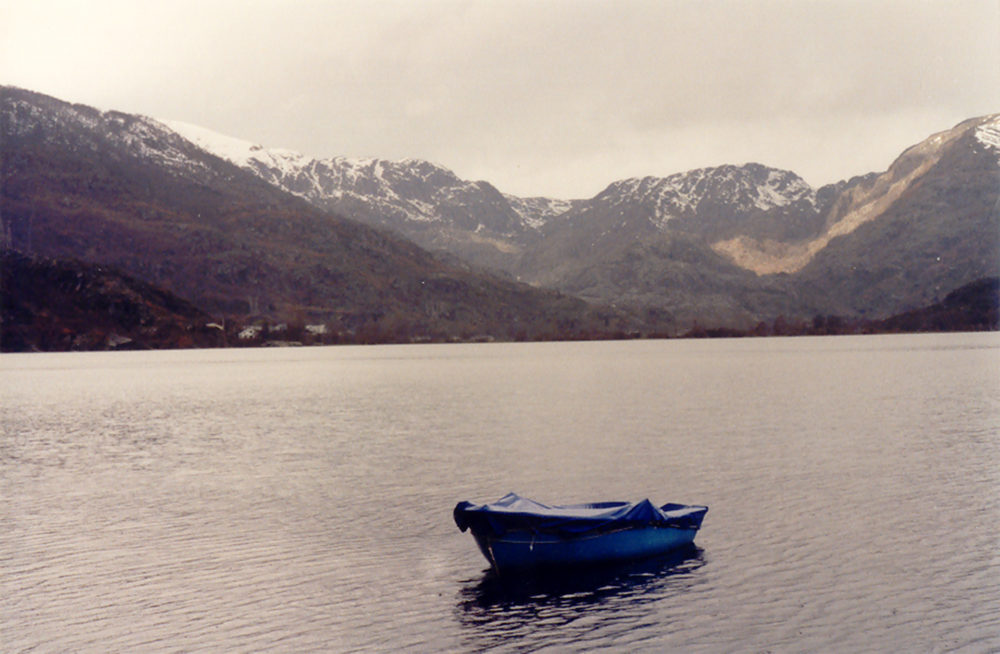 Lago_de_Sanabria_wikimedia_commons_Felipe-Matilla-Alonso-1000x654 - Este alucinante lago es el más grande de España, está a 2 horas de Léon y tiene varias playas para baño y pesca