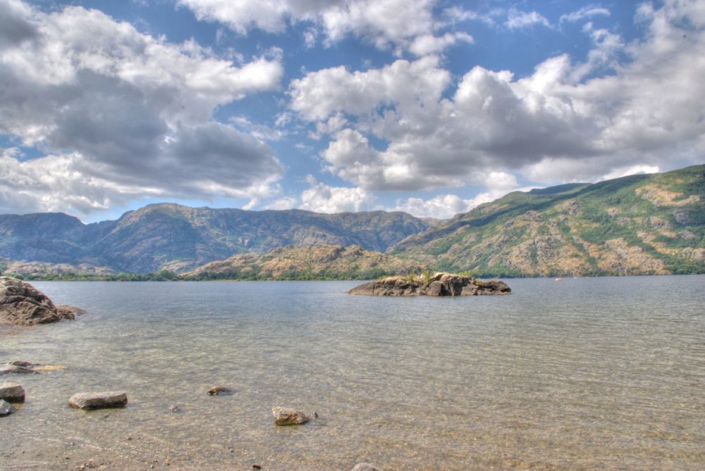 Lago_de_Sanabria_wikimedia_commons_Jesus-Solana-1000x669 - Este alucinante lago es el más grande de España, está a 2 horas de Léon y tiene varias playas para baño y pesca