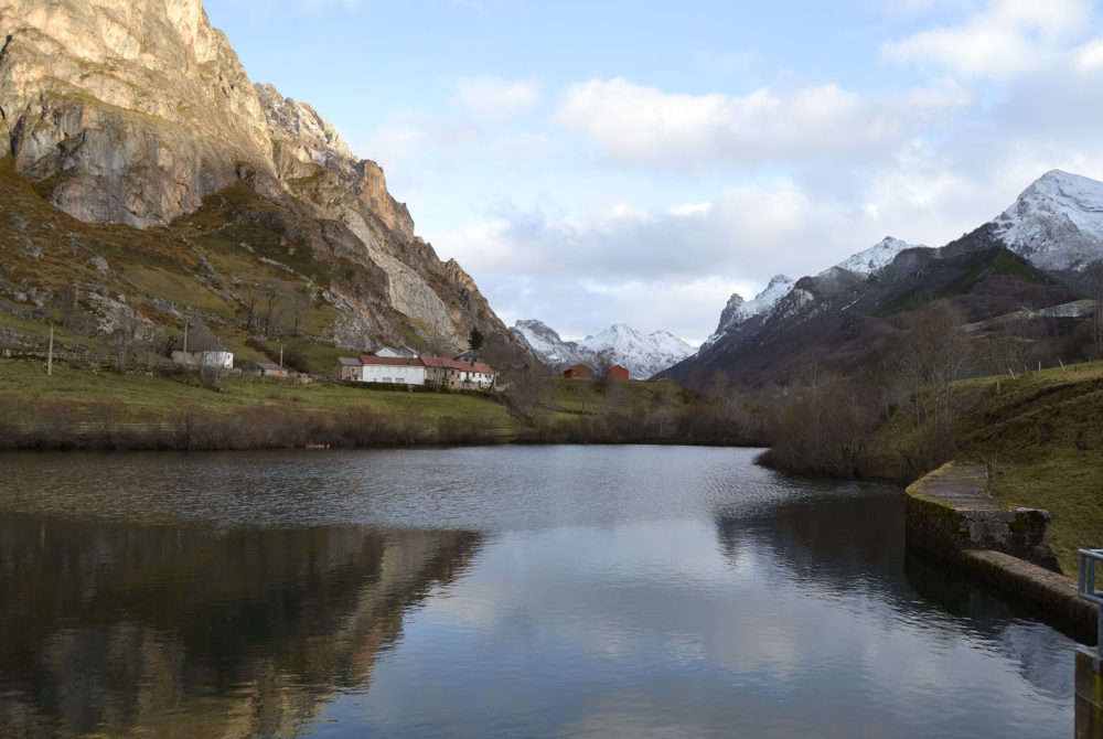 Lagos-Saliencia-1000x670 - Como en los Alpes pero en España: los maravillosos lagos entre las montañas con paisajes de cuento a 2 horas de Oviedo