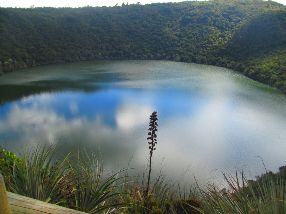 Laguna_GUatavita_wikimedia_commons_Maria-cristina-garzon-cifuentes-1000x750 - El bonito pueblo a 1 hora de Bogotá que fue nominado por la ONU Turismo como uno de los más lindos del mundo