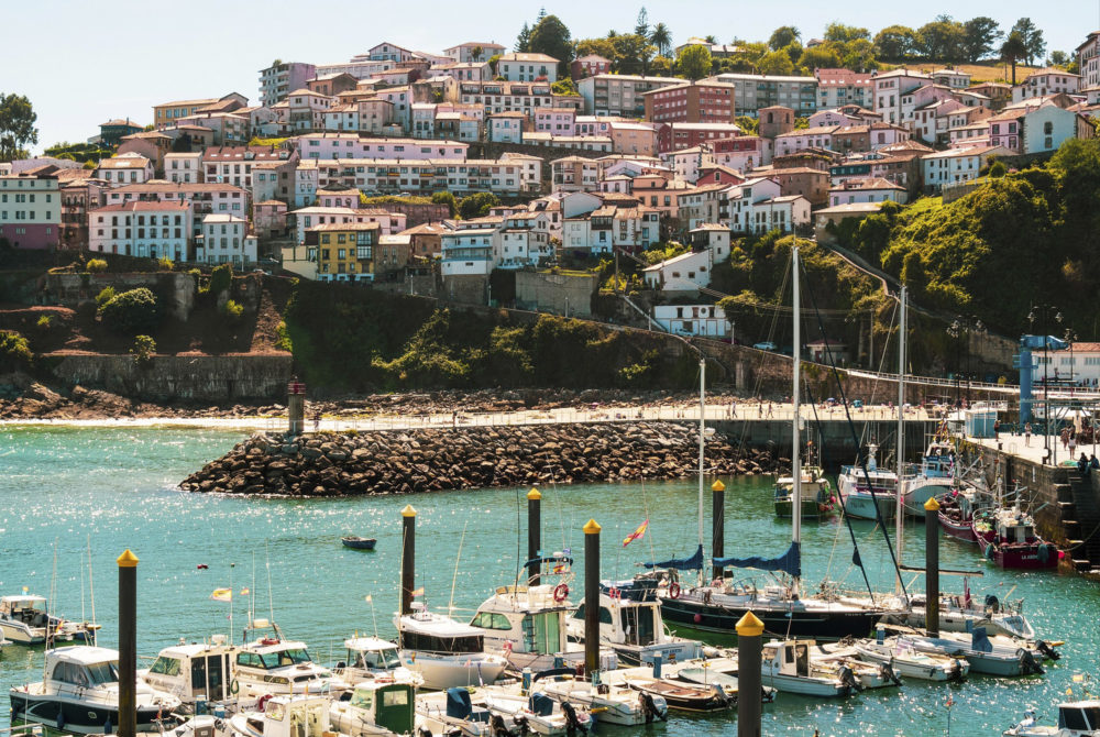 El precioso pueblo marinero con bonitas playas, calles empedradas y bonitos paisajes a 30 minutos de Gijón