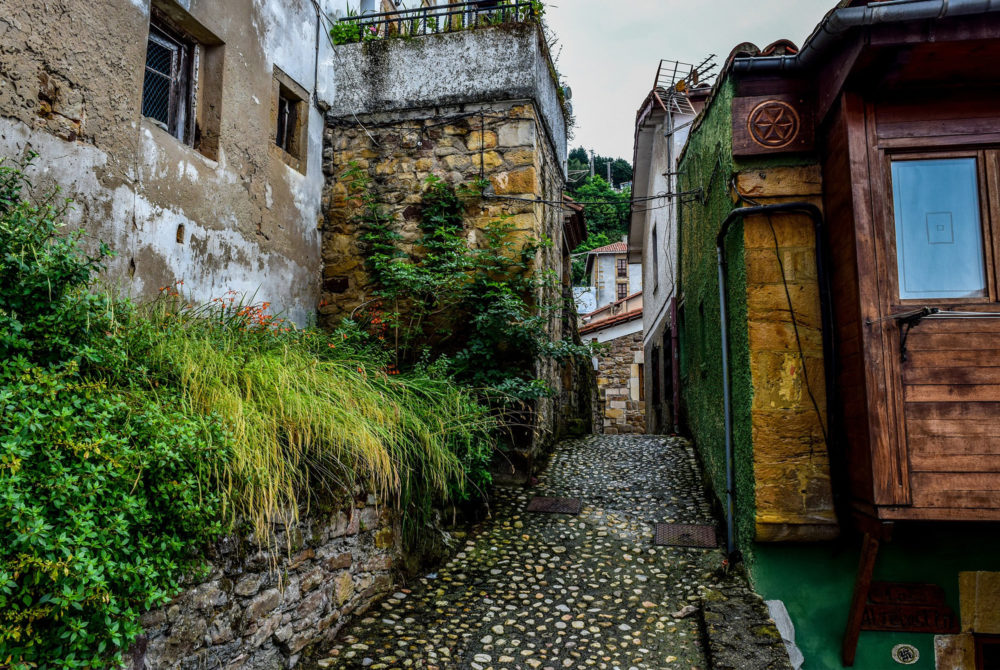 Lastres2-1000x670 - El precioso pueblo marinero con bonitas playas, calles empedradas y bonitos paisajes a 30 minutos de Gijón