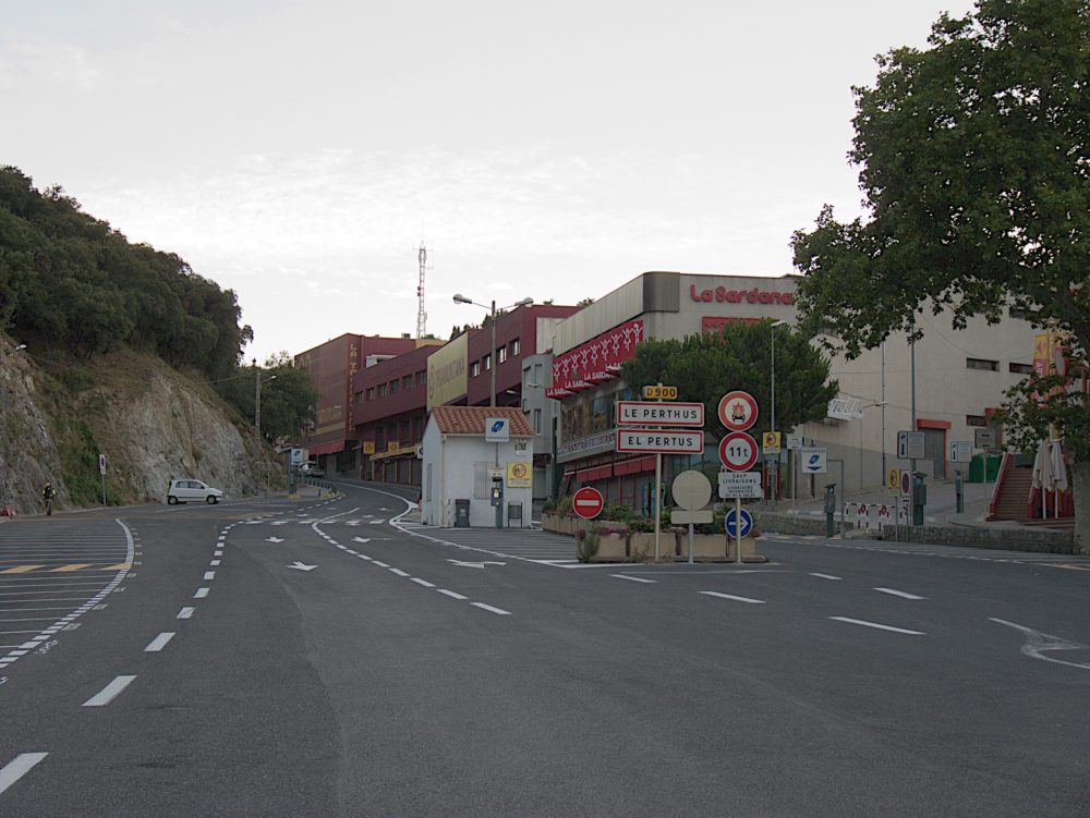 Le_Perthus_wikimedia_commons_-Bertrand-GRONDIN-1000x751 - El curioso pueblo compartido entre España y Francia: cruza la acera y estarás en otro país