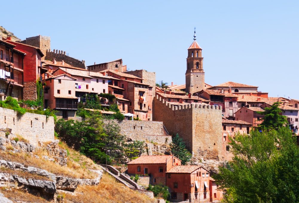 El precioso Pueblo Mágico de España a 40 minutos de Madrid con bonitas calles para recorrer y disfrutar de una escapada en familia