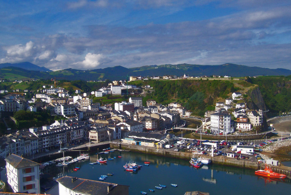 Luarca-1000x670 - Este bonito Pueblo Mágico de España está a pocos minutos de Gijón, tiene preciosas playas, bellas vistas al mar y riquísima gastronomía
