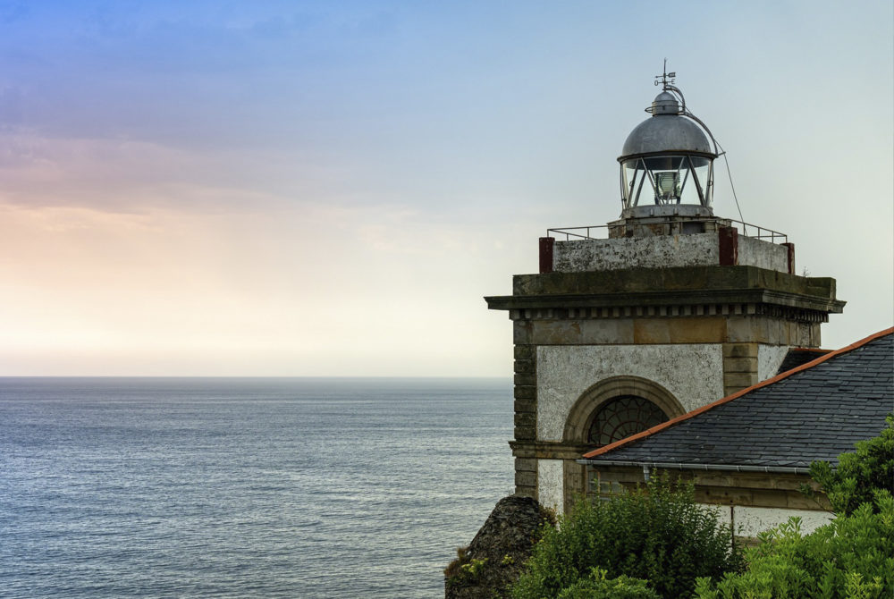 Este bonito Pueblo Mágico de España está a pocos minutos de Gijón, tiene preciosas playas, bellas vistas al mar y riquísima gastronomía