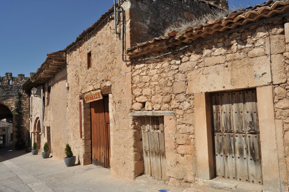El pequeño pueblito de 100 habitantes con una gran muralla, hermosas construcciones medievales y calles empedradas a 2 horas de Madrid