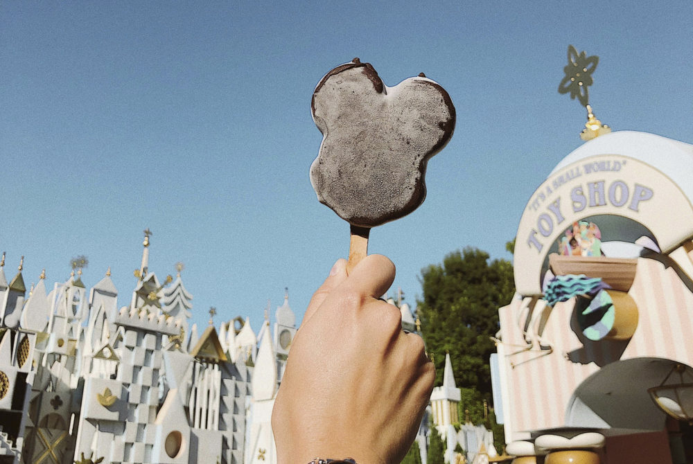 Mickey-Pretzel-1000x670 - 4 deliciosas comidas infaltables en tu visita a Walt Disney World Orlando