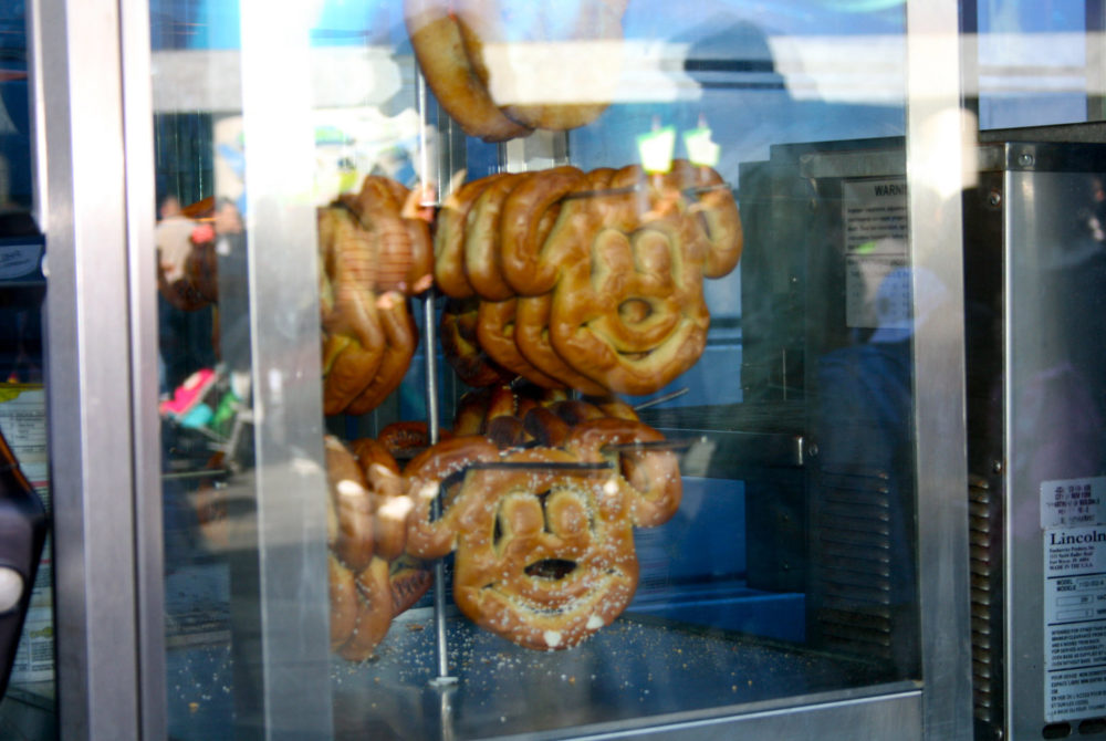 Mickey-Pretzel2-1000x670 - 4 deliciosas comidas infaltables en tu visita a Walt Disney World Orlando