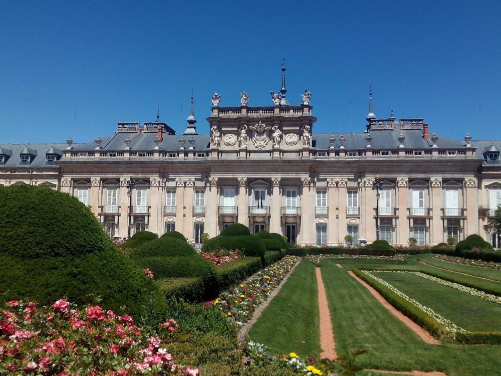 Palacio_de_la_Granja_de_San_Ildefonso_wikimedia_commons_Americo-Toledano-1000x750 - Este pueblo a 1 hora de Madrid aloja uno de los palacios reales más hermosos de España con preciosos jardines y fuentes
