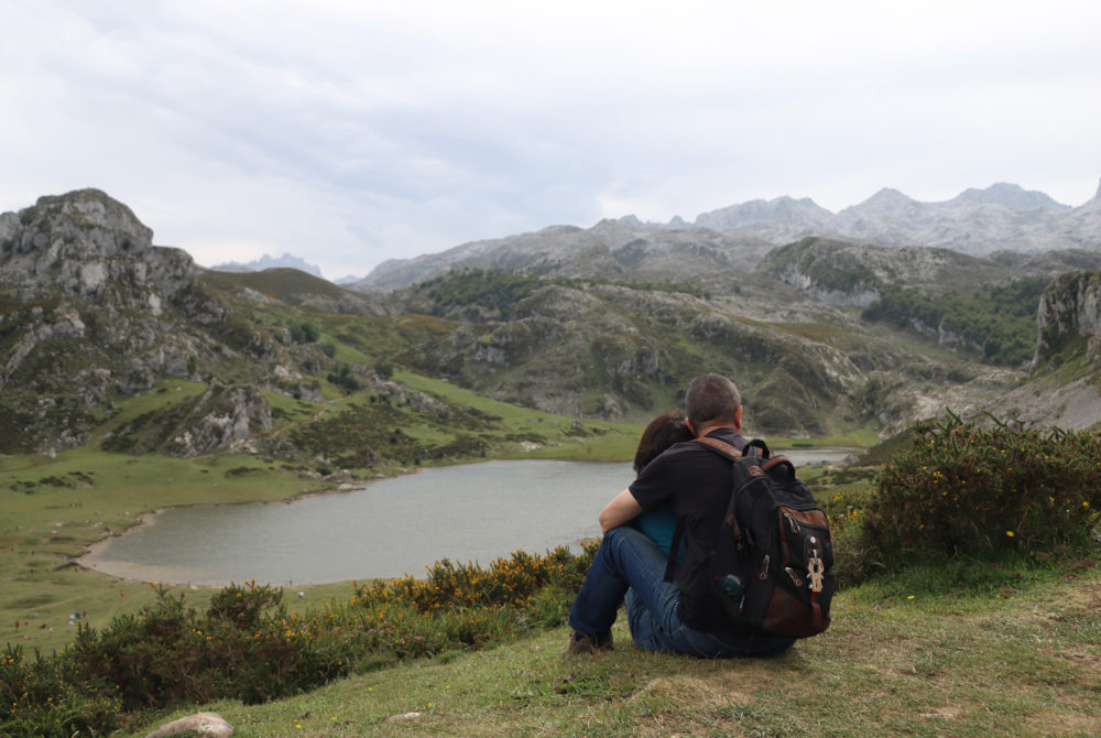 Pareja-Covadonga-1000x670 - Los hermosos lagos escondidos entre las montañas a 90 minutos de Oviedo que parecen de cuento de hadas