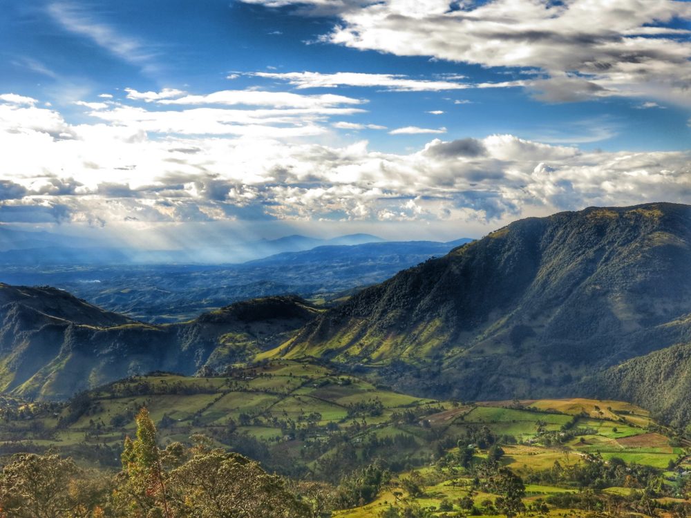 El precioso pueblito escondido en las montañas colombianas con paisajes alucinantes y baños de aguas termales naturales entre las colinas