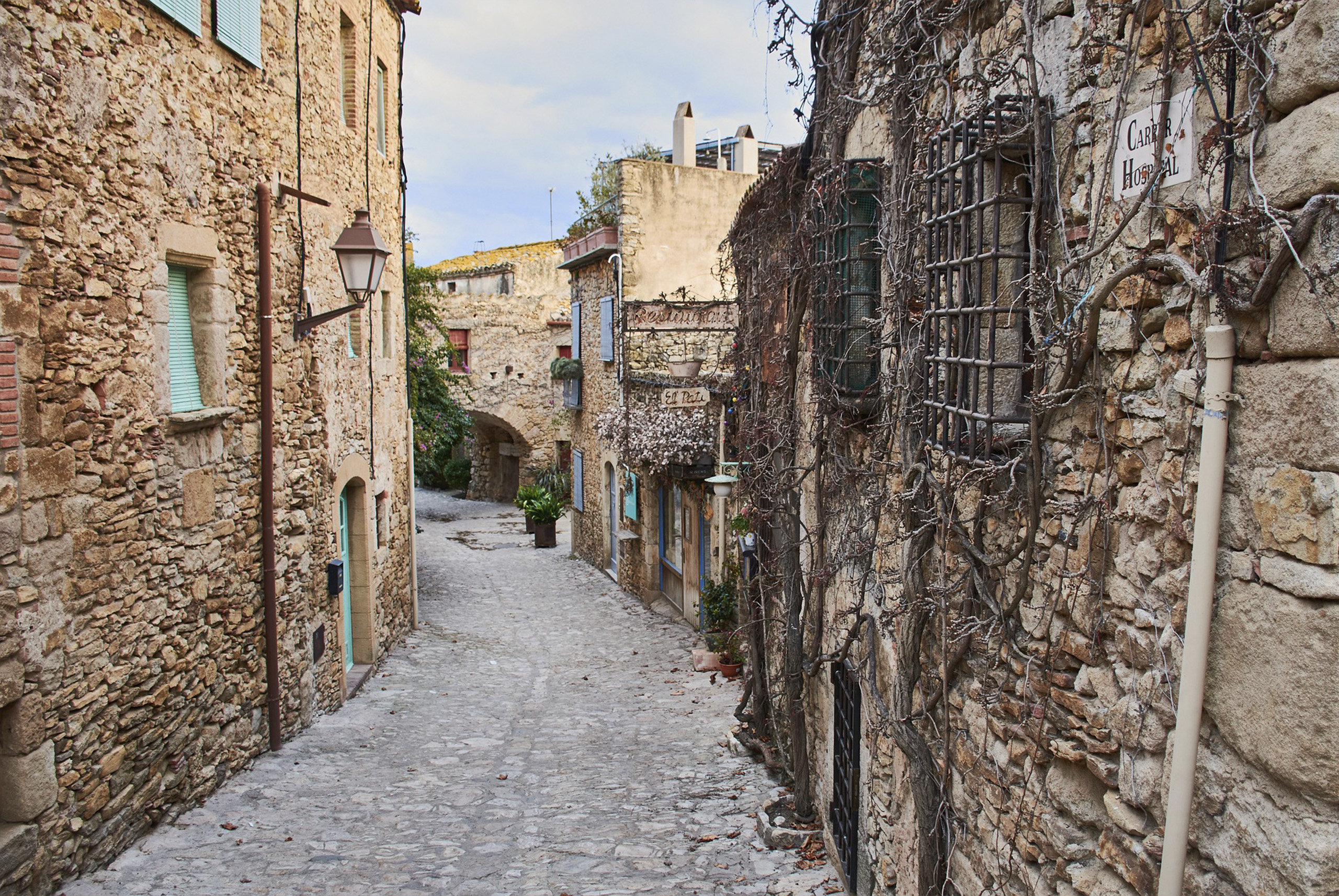 El bonito pueblito con calles empedradas a 45 minutos de Girona con un imponente castillo que parece de cuento de hadas