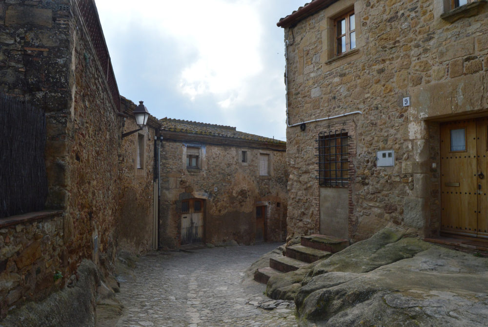 Peratallada3-1000x670 - El bonito pueblito con calles empedradas a 45 minutos de Girona con un imponente castillo que parece de cuento de hadas