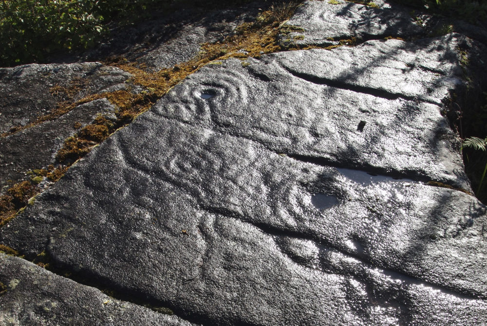 Piedra-San-Francisco-1000x670 - El pueblito gallego perfecto para hacer turismo rural con curiosos petroglifos y lindos paisajes a 30 minutos de Pontevedra
