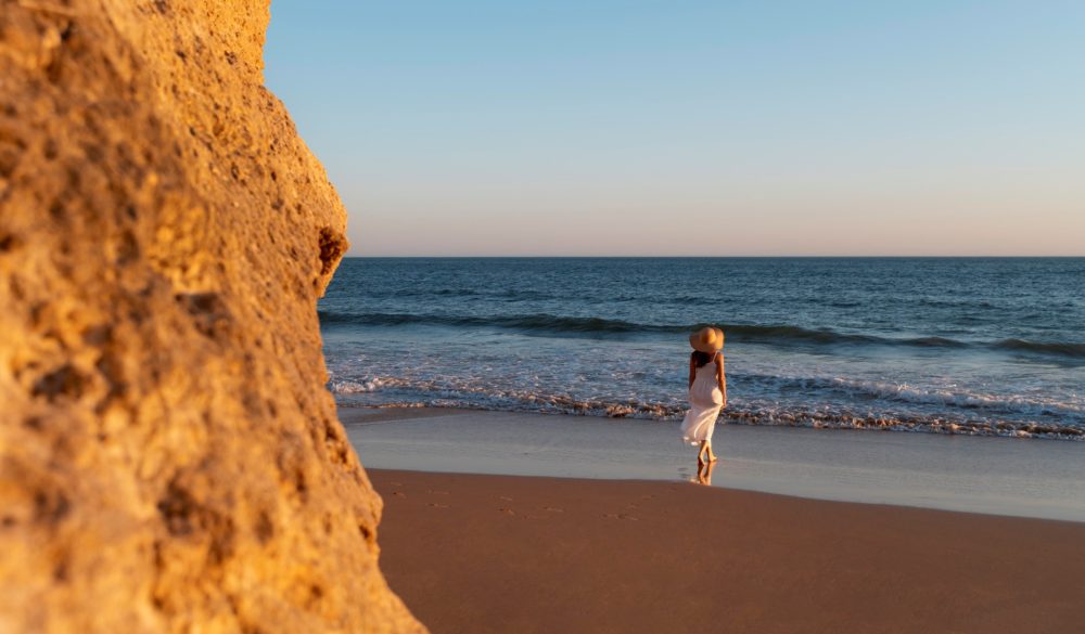 El pequeño pueblito a 1 hora de Cádiz con playas nudistas para unas hermosas vacaciones de verano hippies