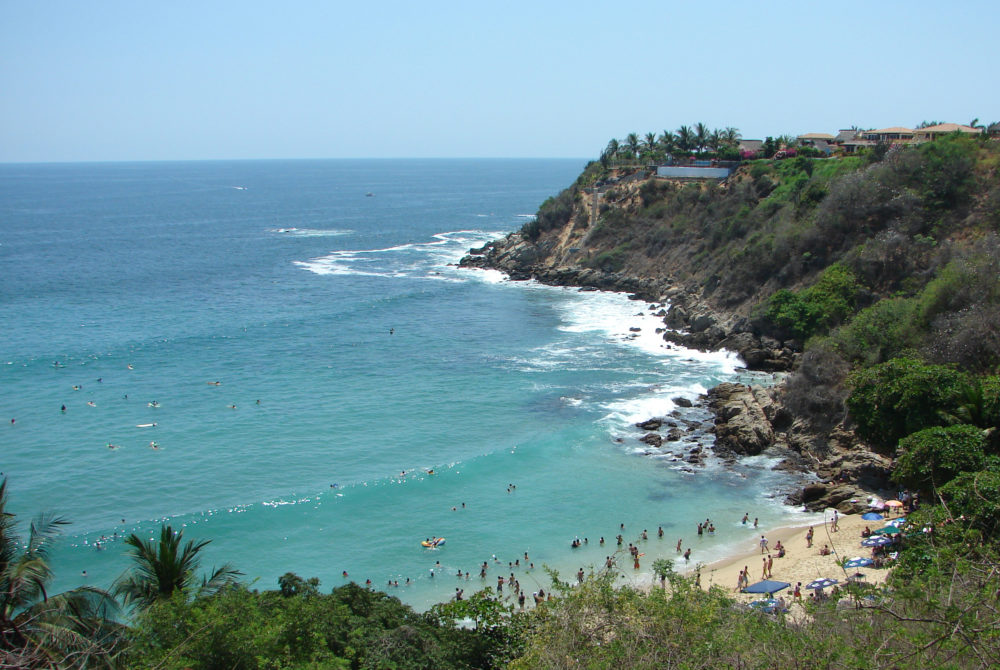 Es una de las playas más hermosas de Puerto Escondido y tiene aguas cristalinas, poco oleaje y arenas blancas