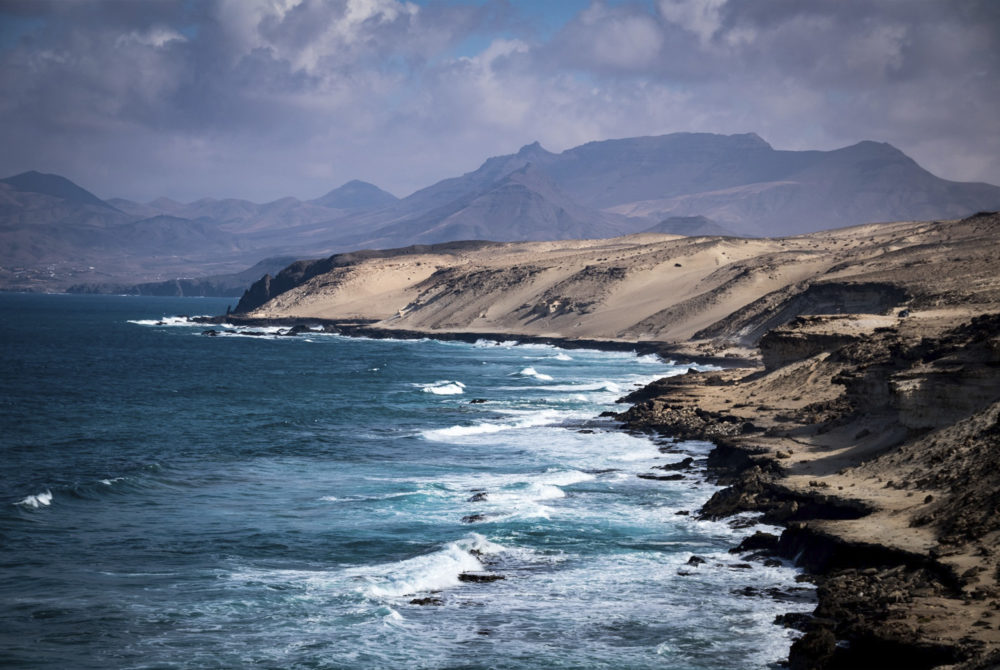 Playa-Fuerteventura-1000x670 - La hermosa playa escondida a media hora de Fuerteventura que casi nadie conoce y tiene arena negra