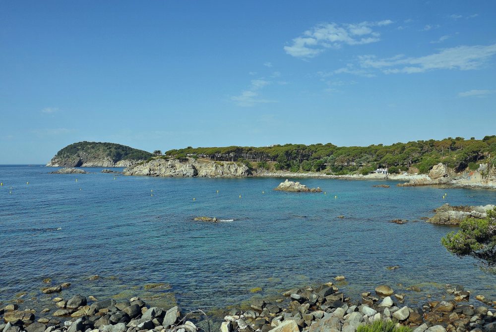 Playa_Castell-Palamos_wikimedia_commons_Alberto-g-rovi-1000x670 - 3 pueblos con playas muy bonitos de la Costa Brava para una escapada de fin de semana