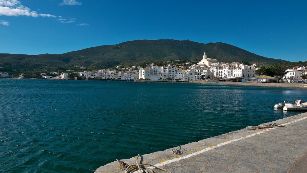 Playa_Grande_Cadaques_wikimedia_commons_Jose-Luis-Filpo-Cabana-1000x563 - 3 pueblos con playas muy bonitos de la Costa Brava para una escapada de fin de semana